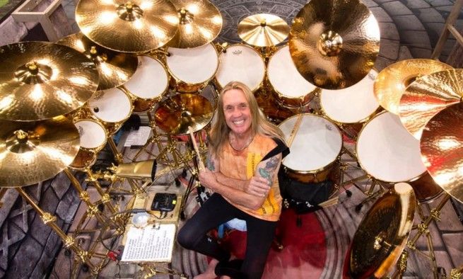 Confunden con un vagabundo a baterista de Iron Maiden