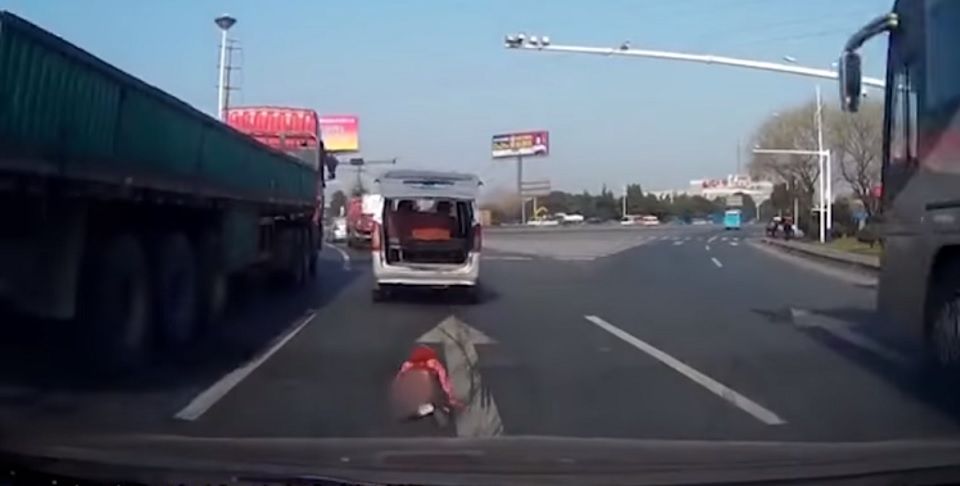 Video: niño cae de camioneta y sus padres continuaron el recorrido