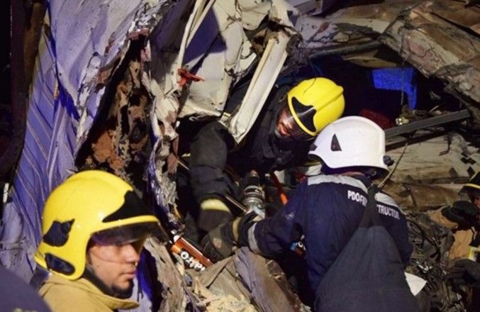 Mueren 18 personas por choque entre dos camiones y un auto - Oman-choque-AP