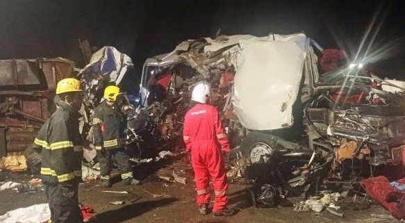 Mueren 18 personas por choque entre dos camiones y un auto - Oman-choque-CCTV
