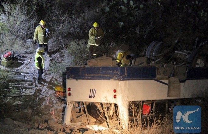 Mueren 18 personas por choque entre dos camiones y un auto - Oman-choque-Xinhua
