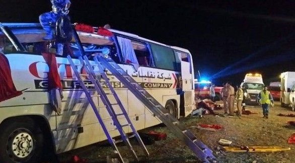 Mueren 18 personas por choque entre dos camiones y un auto