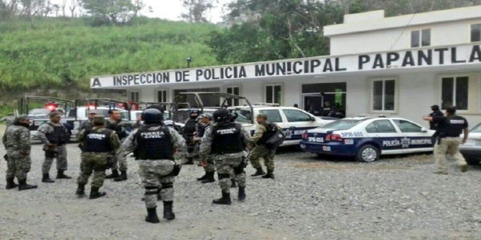 Detienen a octavo policía de Papantla implicado en desaparición de tres personas