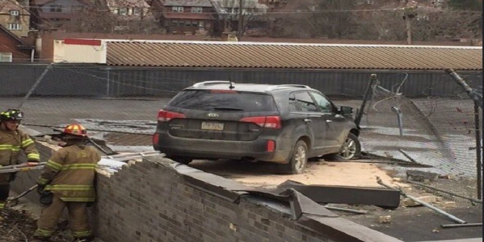 Camioneta sale de autopista y cae en techo de supermercado