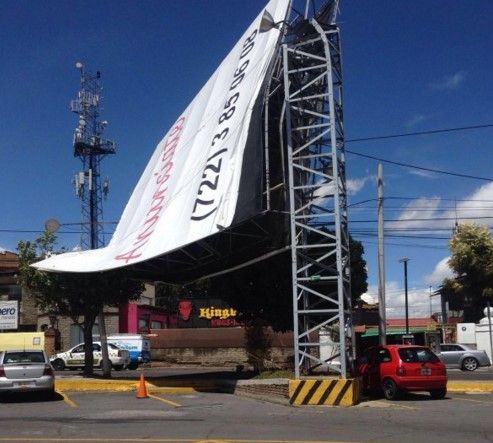 Caen tres espectaculares por fuertes vientos en Toluca - Plaza-las-Americas-gfloresa7
