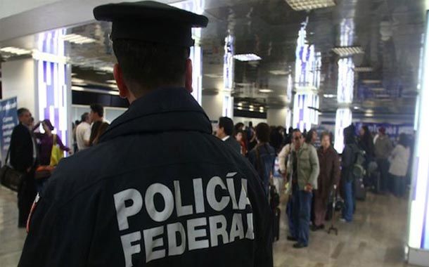 Detienen a sujeto en el AICM por haber ingerido cápsulas con droga