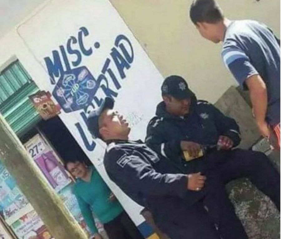 Policía ofrece 50 mil pesos para encontrar a quien los fotografió tomando - Policías-Guadalajara