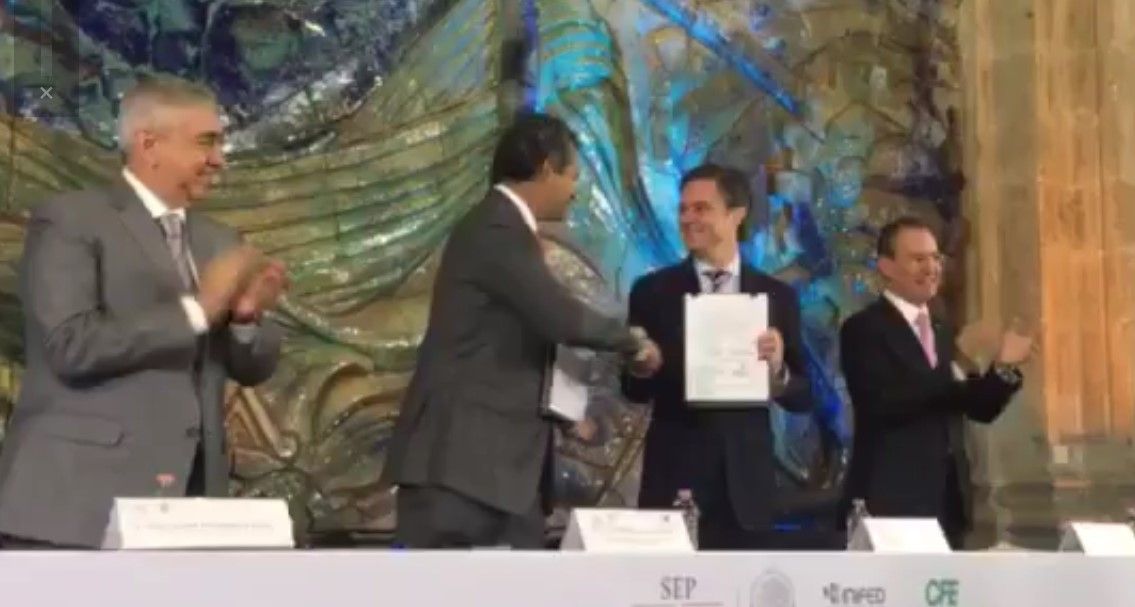 Firma convenio para que todas las escuelas tengan luz