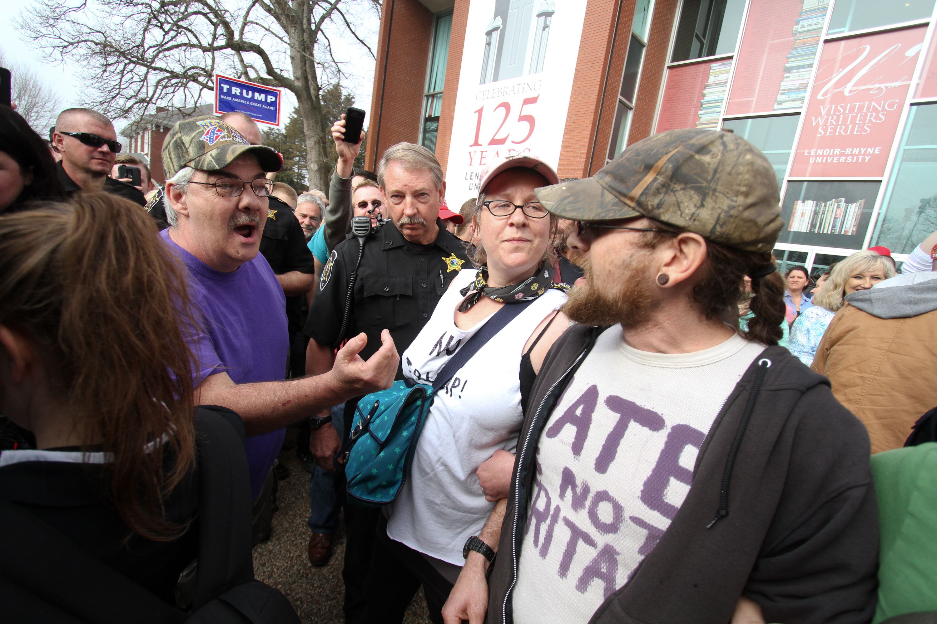 Policía exculpa a Donald Trump por violencia en mitín de Carolina del Norte - SOP_AP_SPANA_SPANELN_NC_USA_SPANNCBE223_EEUU_ELECC...__adan.delacruz@lopezdoriga.com_2