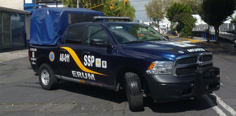 Presuntos delincuentes golpean a policía en Iztapalapa