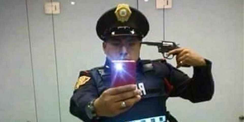 Cesan a policía que se tomó selfie con una arma