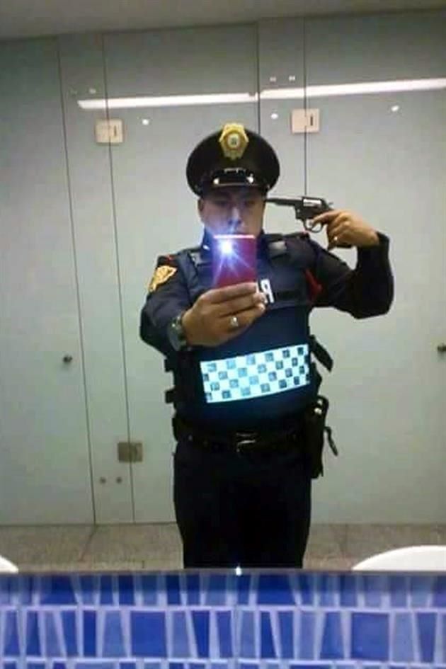 Cesan a policía que se tomó selfie con una arma - Selfie-Policía