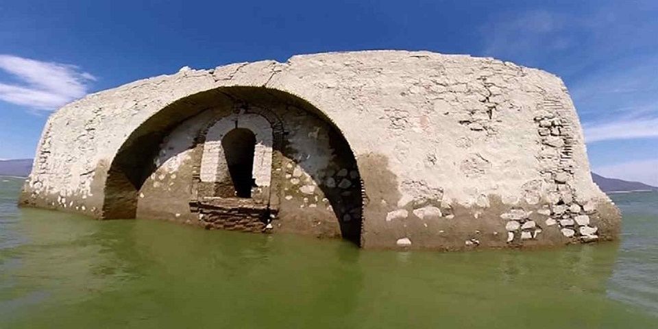 Por sequía, templo del siglo XVI emerge del agua en Oaxaca