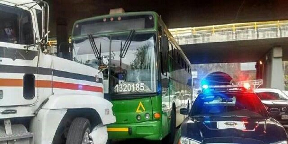 Tráiler se queda sin frenos e impacta a varios autos en Santa Fe