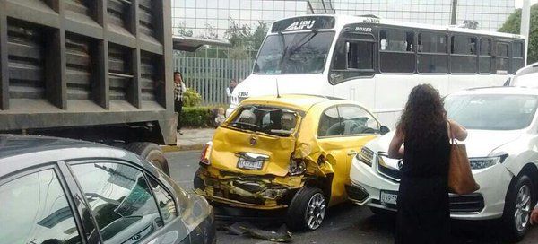 Tráiler se queda sin frenos e impacta a varios autos en Santa Fe - Tráiler-Santa-Fe