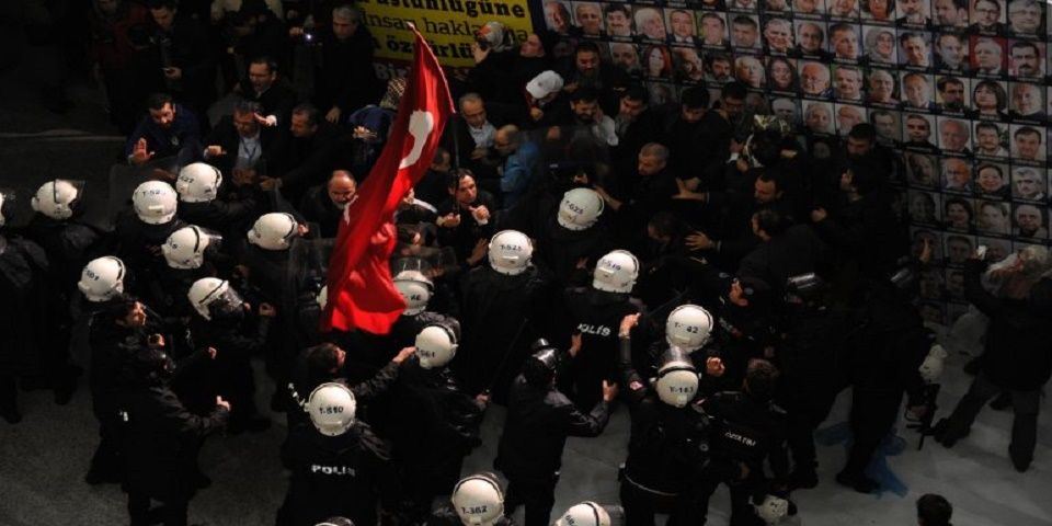 Gobierno de Turquía toma control de periódico opositor