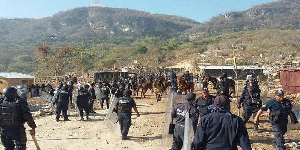 Agreden a reportera durante desalojo de la CNTE en Chiapas - Tuxtla-Desalojo