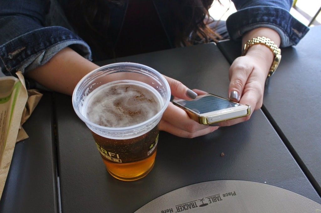 Proponen aumentar edad para consumo de alcohol en México - Twitter-Celular-Alcohol-2-1024x682