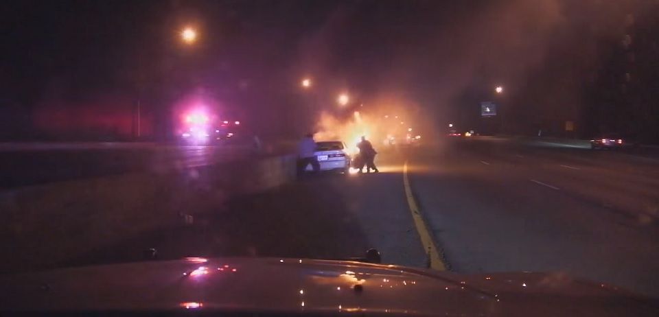 Video: policías rescatan a hombre en un auto en llamas