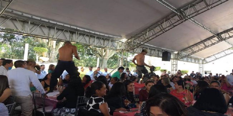 Festejan a mujeres en Veracruz con chistes sexistas