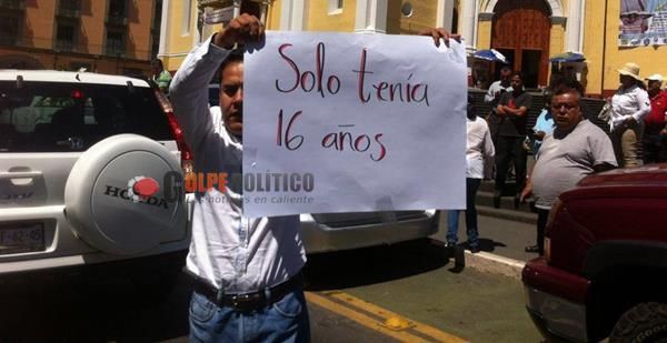 Padre lleva cuerpo de su hijo para exigir justicia en Veracruz - Veracruz-asesinato-16-años-calor-politico