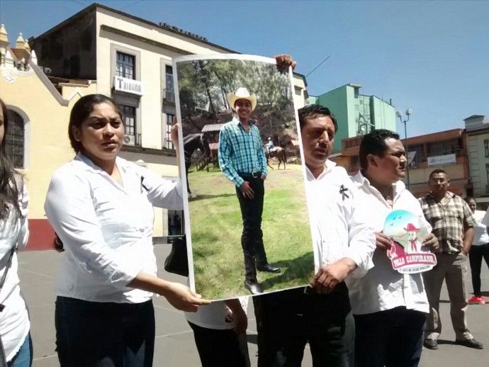 Padre lleva cuerpo de su hijo para exigir justicia en Veracruz