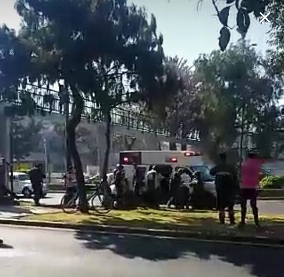 Mujer intenta suicidarse arrojándose de puente peatonal en Viaducto - Viaducto