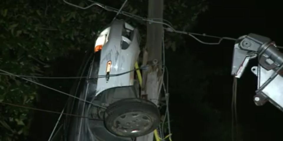 Video: encuentran a mujer en coche colgando de un poste