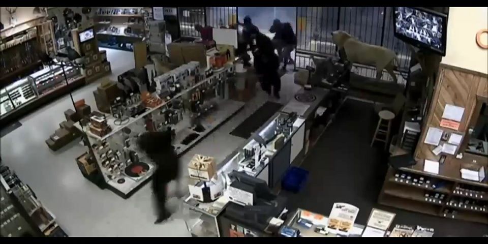 Video: ladrones saquean tienda de armas en Estados Unidos