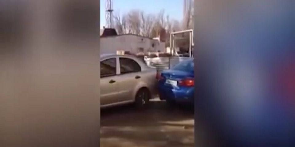Video: mujer ebria choca con 17 vehículos intentando estacionarse