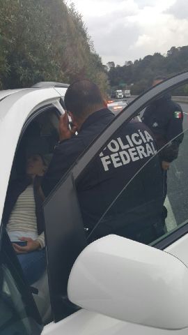 Video: policías apoyan a mujer que sufrió taquicardia al conducir - Video-Policía-Federal-Cuajimalpa