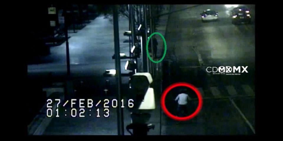 Video: ciclista roba celular a mujer en el Centro Histórico