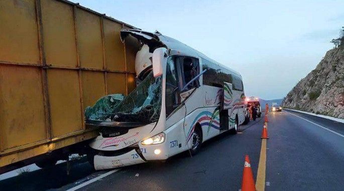 Choque entre autobús y tráiler deja al menos 8 heridos