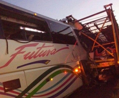 Choque entre autobús y tráiler deja al menos 8 heridos - accidente-siglo-xxi-Atlixco-efekto10