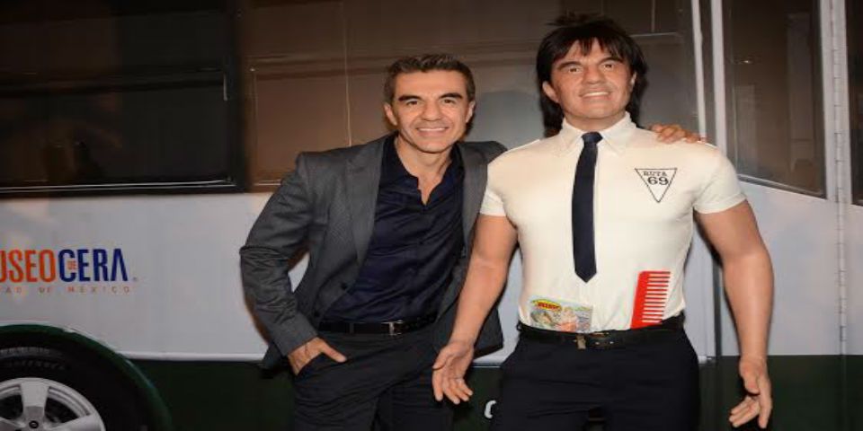 Develan figura de Adrián Uribe en el Museo de Cera de la Ciudad de México