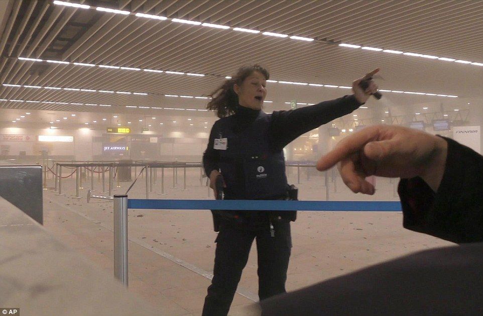 Pánico en Bruselas. Ataques terroristas dejan al menos 34 muertos - aeropuerto-zaventem-AP3