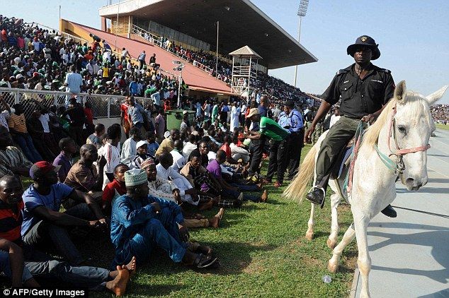 Presencian 40 mil nigerianos partido en estadio para 16 mil - aficionados-nigeria-3