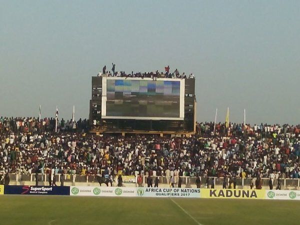Presencian 40 mil nigerianos partido en estadio para 16 mil - aficionados-nigeria-4-1