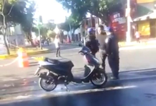 Video: hombre agrede a policías en Iztapalapa