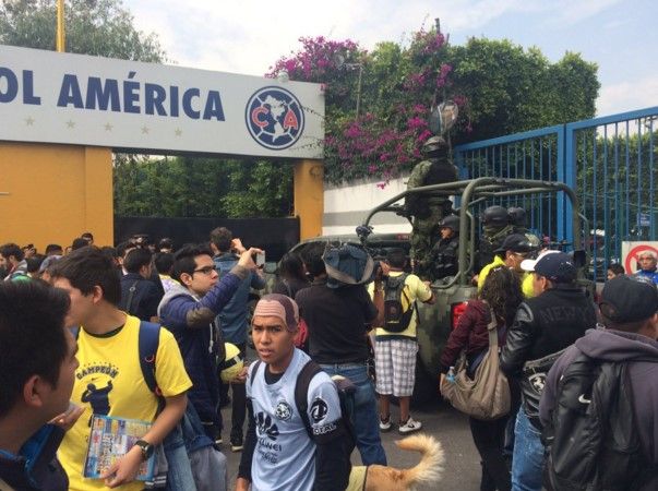 Ejército escolta a Cuauhtémoc Blanco a su entrenamiento