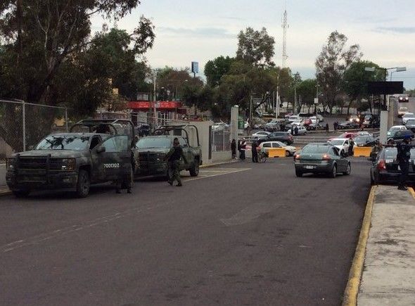 Ejército escolta a Cuauhtémoc Blanco a su entrenamiento - alcalde-Cuernavaca-ejercito-coapa_