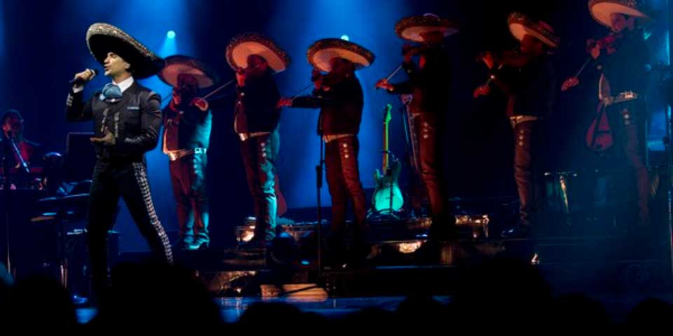 Alejandro Fernández emociona a sus fans en el festival Starlite