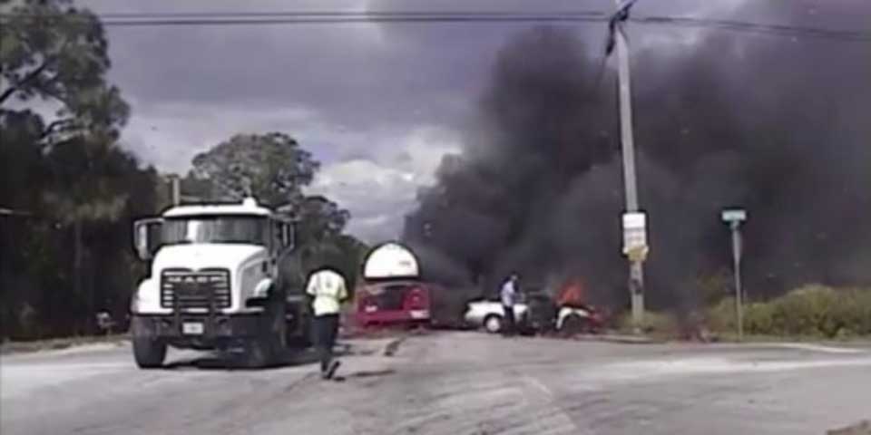 Video: policías salvan a mujer de auto en llamas
