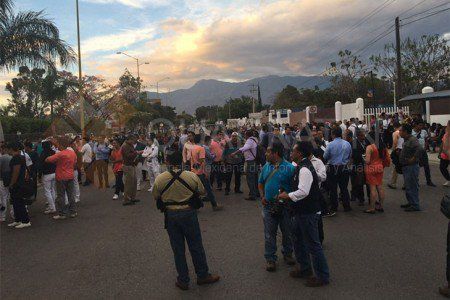 Zafarrancho en la UABJO deja 20 de heridos - b881c7e8-6f46-4ad2-a580-fab0d0df5713-450x300