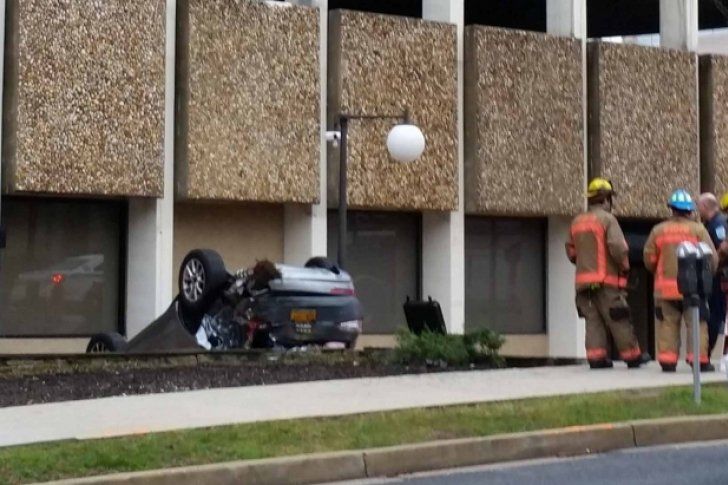 Video:  auto cae del cuarto piso de un estacionamiento