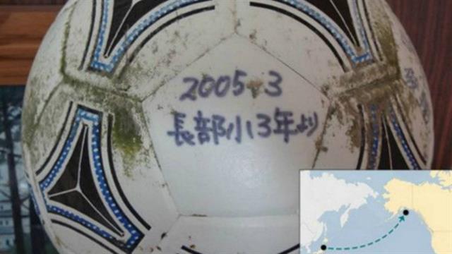 Cinco objetos japoneses que el tsunami de 2011 llevó hasta América - balón