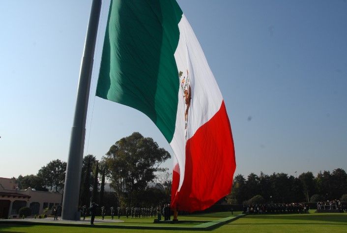 Titular de SEDENA preside ceremonia de izamiento de bandera monumental