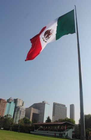 Titular de SEDENA preside ceremonia de izamiento de bandera monumental - bandera-4