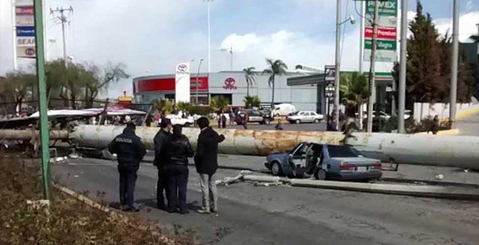 Grave una persona por caída del espectacular en Metepec