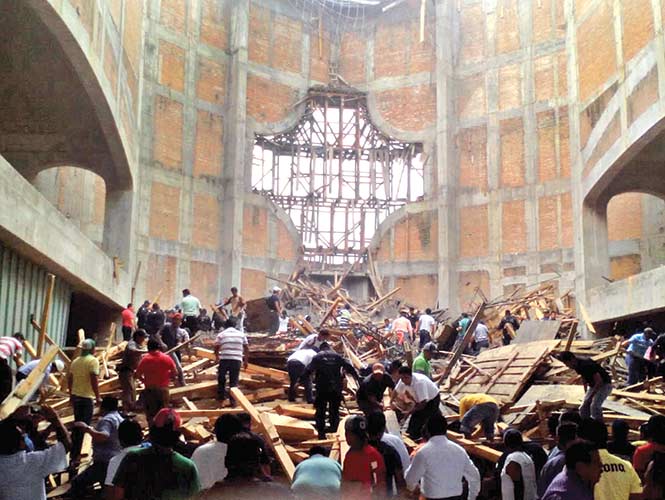 Suman 4 muertos por derrumbe de techo en catedral de Tuxtepec